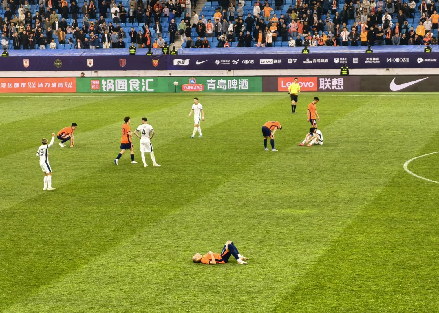 足球赛事引领球迷进入赛场狂热 足球赛事引领球迷进入赛场狂热
