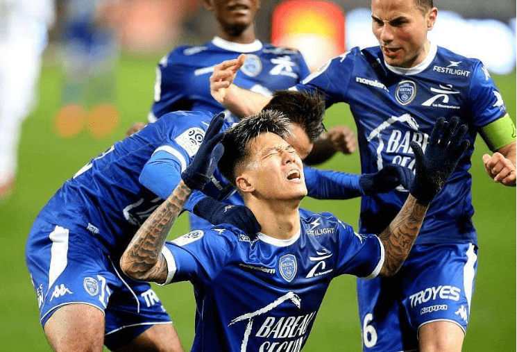 瓦朗谢纳主场获胜，挺近积分榜前列的简单介绍